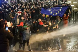 "Protecting the EU flag", an iconic picture of the Tbilisi protests of 2023 (STRINGER / AFP)