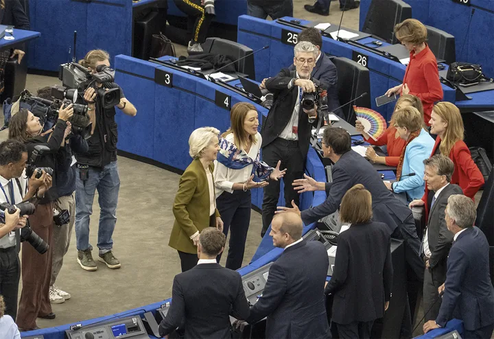 The hemicycle is alive!