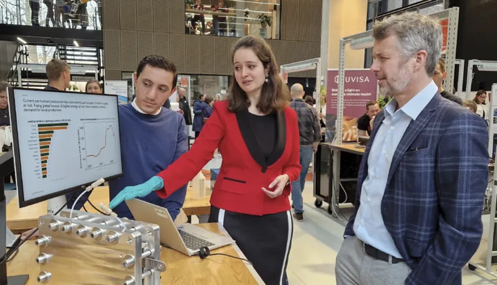 Explaining chemistry to His Royal Majesty King Frederik of Denmark, who looks just as puzzled as any of his subjects