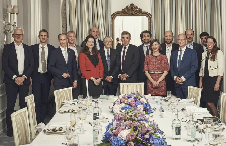 Suzanne, in red, next to Bill Gates, together with the top executives of Ørsted, Topsoe, Arcadia eFuels, SAS - Scandinavian Airlines, Nordic Investment Bank, EIFO, Blueworld Technology, Stena Line, Skive Biogas and Green Lab.