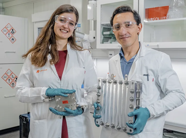CEO Suzanne Zamany Andersen (Denmark/Iran) and CTO Mattia Saccoccio (Italy) holding the Nitrolyzer, a lithium-mediated ammonia synthesis reactor (patent pending)