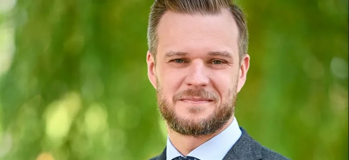 Gabrielius Landsbergis (1982, 42 years old)Born in Vilnius, he studied History and International Relations. He worked in the Lithuanian Ministry of Foreign Affairs, in the Chancellery of the President and in the embassy in Belgium and Luxembourg. He was a MEP between 2014 and 2016, serving in the International Trade committee and in the Security and Defence sub-committee. He ranks among the wealthiest members of the Seimas, primarily due to his wife's chain of private schools and kindergartens. He has four children.